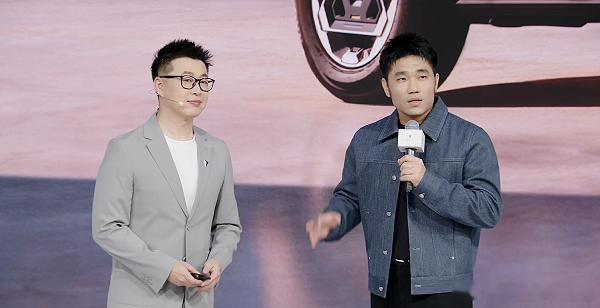 “前方500米右转”，结果发现自己人在八楼——这真不是翟佳宁在玩梗，这就是重庆导航的抽象程度！
所以后面听到说全新深蓝G318搭载的华为乾崑智驾ADS 5.0 Pro，能处理环岛、窄路、加塞这些复杂情况，这听起来就特别具体！有时候讲技术真不需要堆一堆术语，找大家都懂的场景，一下就都明白了。 ​