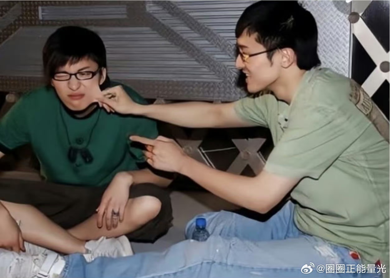 有人问王传君，到底被什么困住了。早在07年《加油好男儿》，他和乔任梁相识，彼此陪伴，挚友当年19岁的模样格外耀眼。
 
很少有人清楚他俩深厚的交情，自从悲剧发生后，这件事也深深改变了王传君，连他后续看待拍戏、对待行业的想法都因此转变，不少网友也在感慨这份意难平。