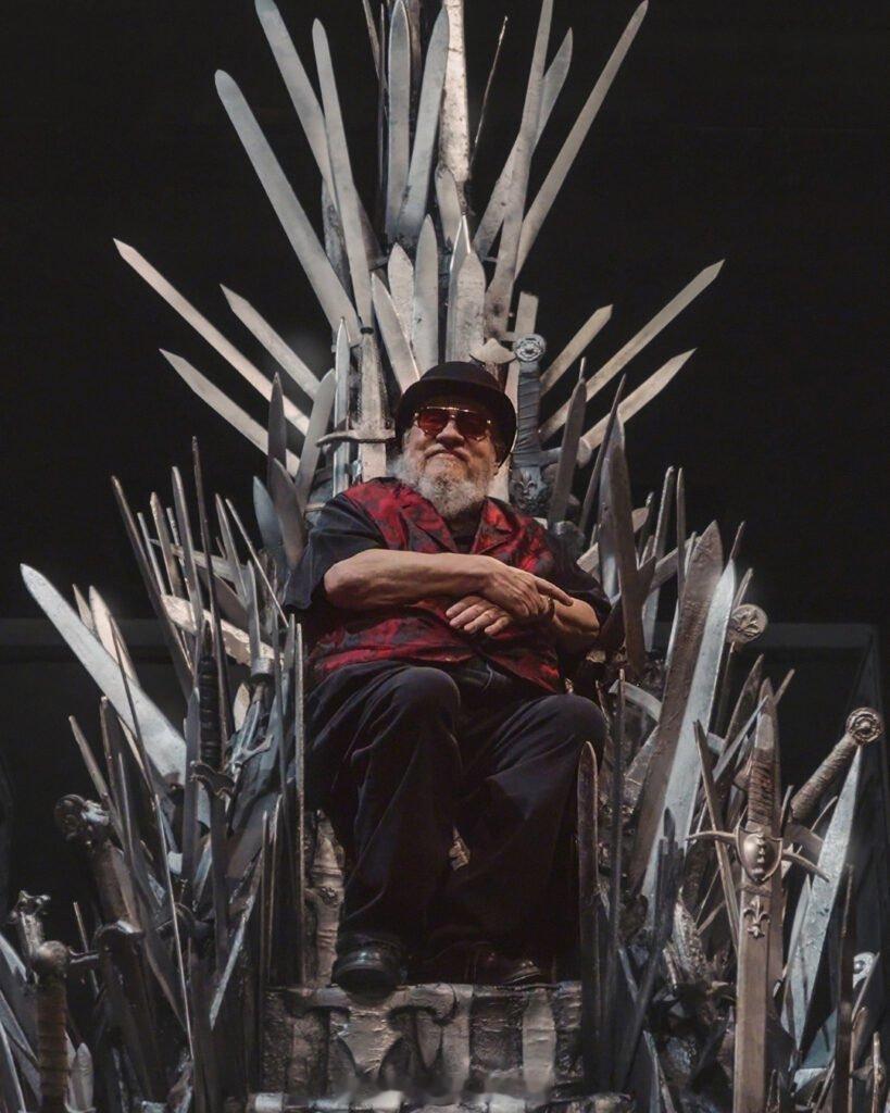 舞台剧《权力的游戏：疯王》（Game of Thrones: The Mad King）结束在埃文河畔斯特拉福的皇家莎士比亚剧团的演出之际，乔治·R·R·马丁本人宣布这部作品将于2027年转至西区，时间地点待定。
这部由小说和剧集改编的全新舞台剧，可视作大热剧集《权力的游戏》及原著小说《冰与火之歌》的前传，由邓肯·麦克 ​