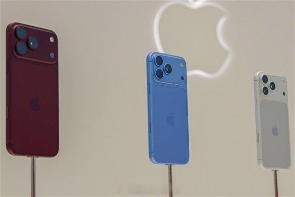 苹果自研基带芯片布局与iPhone 18 Pro系列市场策略解析[笑而不语]

芯片配置与性能

• 9月11日消息，iPhone 18 Pro和iPhone 18 Pro Max均搭载了苹果自研的C2基带芯片。

• 官方称，C2的上传速度较C1X提升显著，同时能耗降低了15%。

版本差异与市场分布

• 据媒体报道，iPhone 18 Pro系列并非全系标 ​