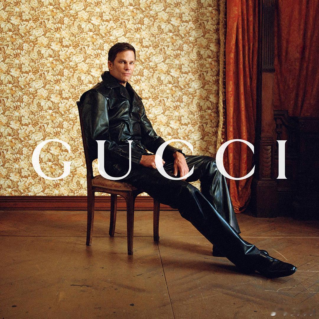 目光锁定，从容无需言说。
Tom Brady身着#GucciPrimavera#系列男装，一身西装刻画绅士之型，让风格游走于在规则与自由间，重塑无界魅力。点击

摄影： Michal Chelbin