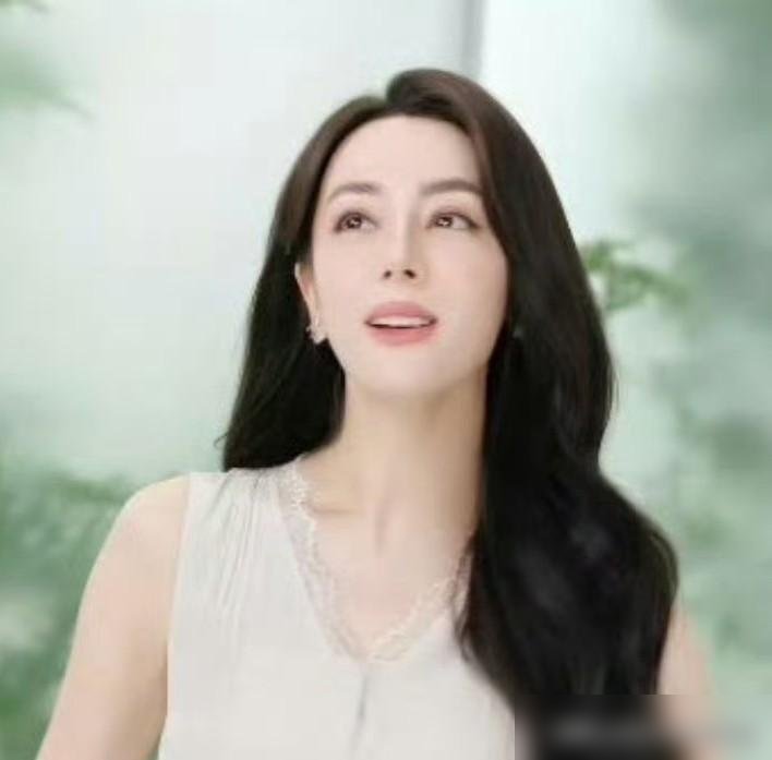 王亚飞连夜发声明，说热巴那个出圈的英气造型不是他做的。
这操作，直接把网友看乐了。上一个抢着认领热巴妆造的，还是上一个。这回怎么还往外推？
翻翻他这俩月档期，确实忙得脚不沾地。10月8号刚给艾米做了成年首封，9月底杨紫米兰那套低饱和妆面生图刚被夸出圈，中间还夹着卢昱晓的学妹妆、谷爱凌的阿玛尼全球
