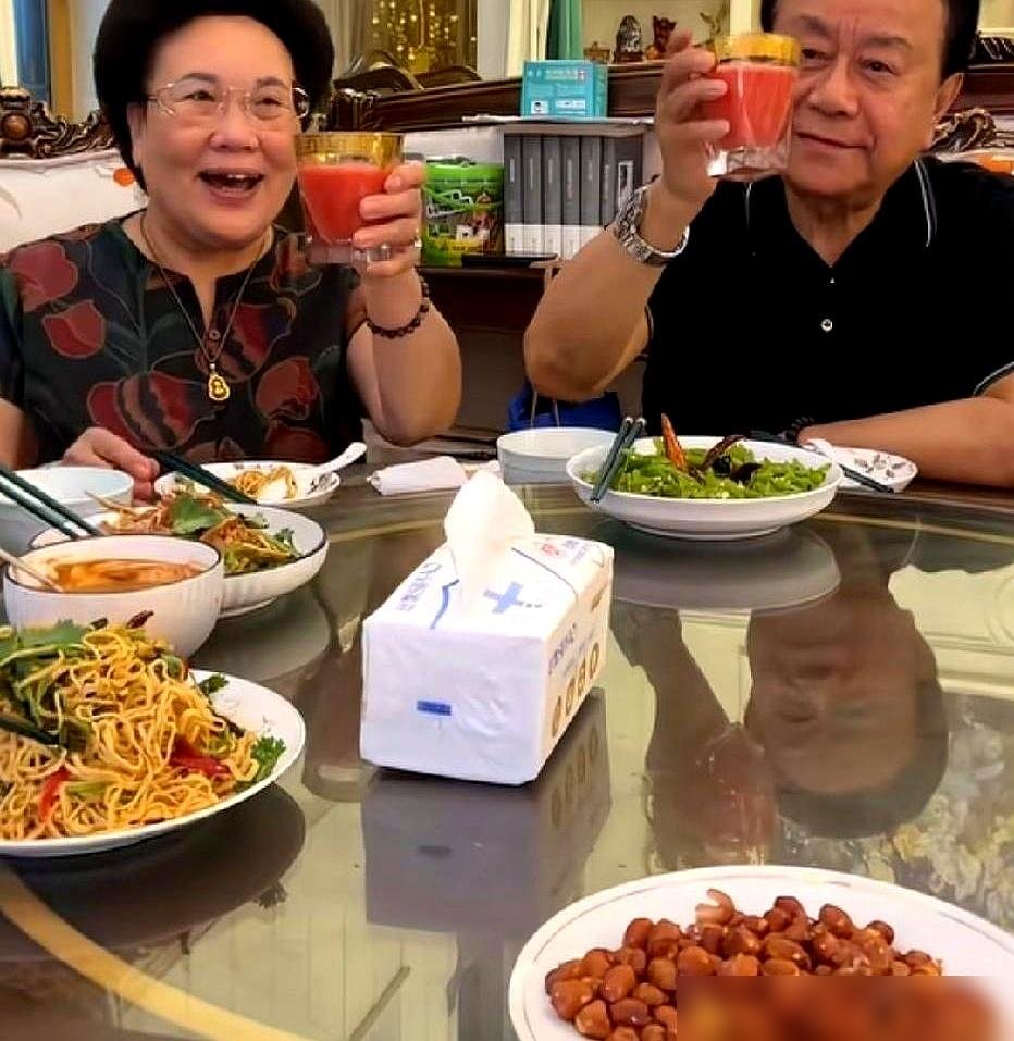 沈阳的澡堂子里，伊能静正跟婆婆互相搓背。旁边人认出来了，她哈哈大笑，一点没躲。
桌上摆的是酸菜炖粉条，大铁锅直接端上来。她盘腿坐炕上，筷子使得比谁都溜。秦昊在旁边扒蒜，她伸手就接。
这画面，跟红毯上那个穿高定的伊能静，判若两人。
多少明星把日子过成了橱窗，精修图里连根头发丝都得摆好角度。她倒好