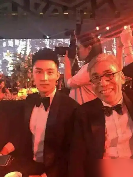 2016年那会儿，黄景瑜刚红，身边就站着刘希平，西装革履贴脸合影，笑得那叫一个亲。
刘希平是谁？万博宣伟中国区老大，圈里喊刘姥姥，手里攥着一把国际品牌的公关盘子。DG看秀、ECCO代言，全是这层关系漏下来的。
所以你看合照，不光是交情，是资源流动的截面。那会儿多少人挤破头想跟这位喝杯酒，合照都排
