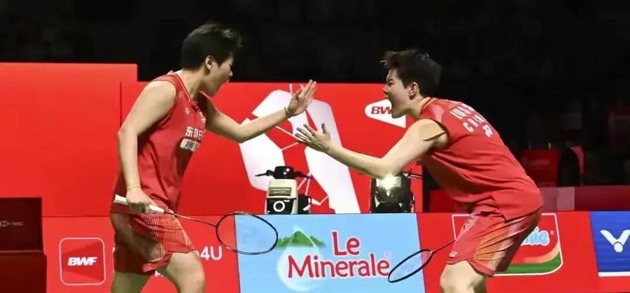 世界第一差点翻车！刘圣书谭宁16-21先丢一局，第二局20平后连拿两分死里逃生，决胜局21-12打崩马来西亚组合，决赛再碰世锦赛赢过自己的韩国冤家
9月28日名古屋亚运会羽毛球女双半决赛，刘圣书/谭宁在首局16-21落败后，第二局20平后连拿两分死里逃生。决胜局13-7拉开分差，21-12终结陈康乐