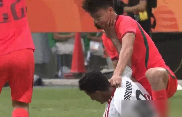 一张黄牌让王钰栋直接无缘淘汰赛，但真正要命的是，对方锁喉动作之后，裁判居然只给了双方各一张牌。
事情发生在9月23日中国U23对阿联酋那场，王钰栋被夹击倒地，起身遭对方后卫疑似报复锁喉，两边推搡起来。他忍着没还手，结果还是领到第二张黄牌，累计停赛。赛后他自己说，一下没控制好脾气，队友帮忙把火降下来