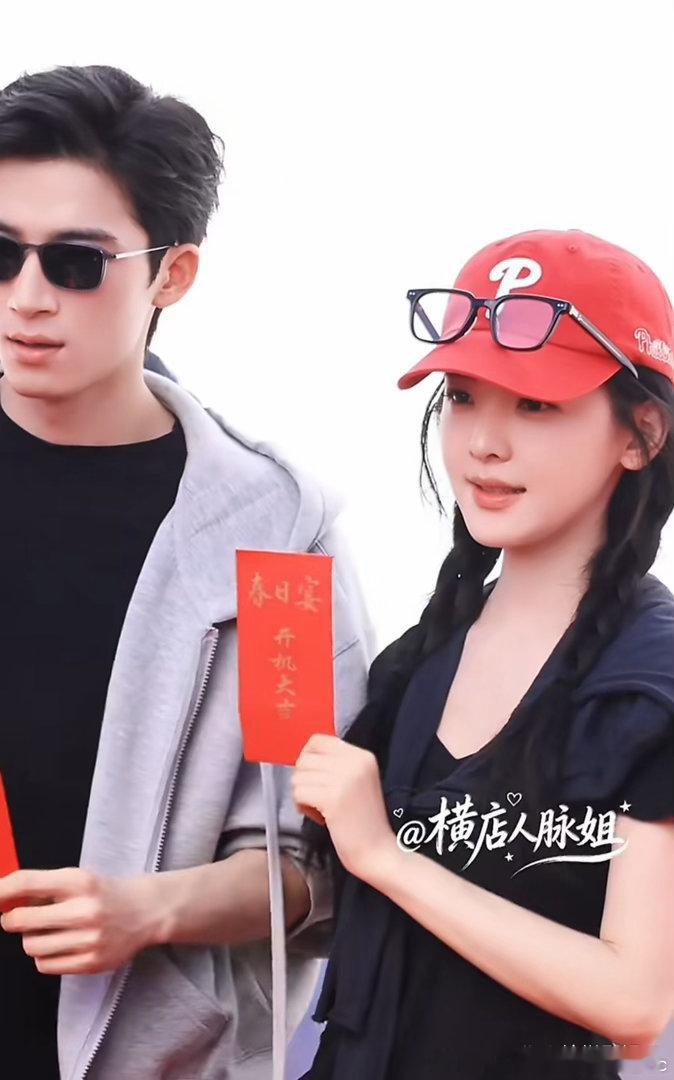盼了好久！古装剧《春日宴》终于在横店开机✨
主演：王星越、章若楠领衔主演
配角：牛骏峰、全伊伦、宋芳园、周益如、姜之南、黄羿

故事是长公主重生复仇，和高冷帝师相爱相杀的设定。
早年一张概念剪影海报引发无数猜测，沉寂多年，现在终于正式启动，这个阵容你期待吗？

#春日宴 ##章若楠 ##王星越 ​