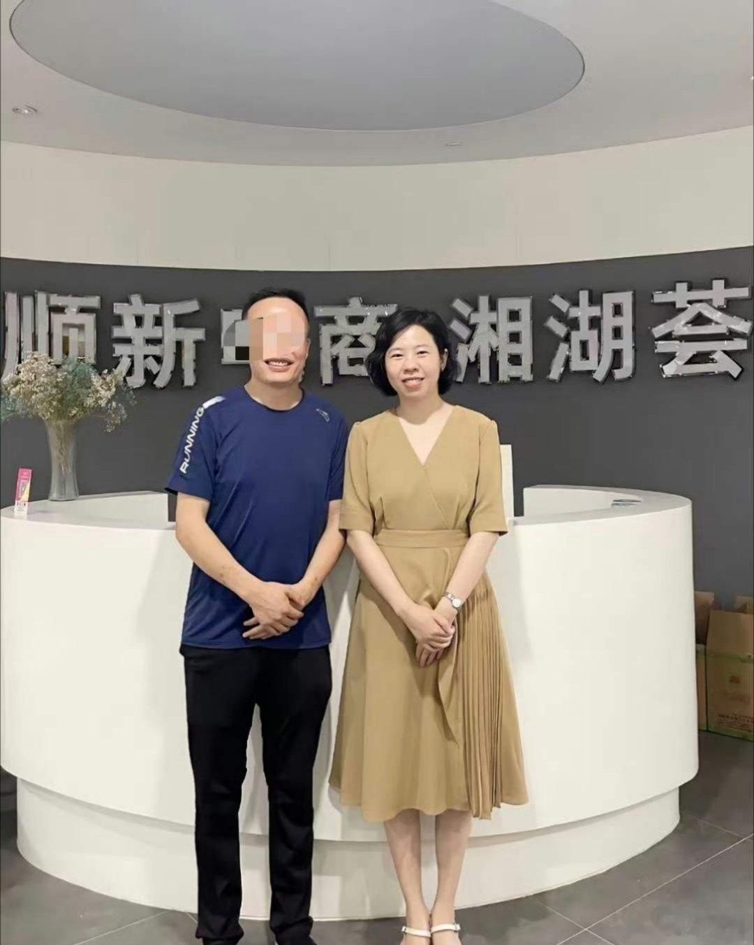 #永州女局长否认出轨及干预司法#南永州这位女局长的事儿，真是越扒越离谱。

二婚嫁了张先生，婚后不安分，跟至少9个男人有过不正当关系，聊天记录露骨得没法看。2018年被老公发现，写了保证书说不跟异性来往，转头又去开房。张先生忍到2025年2月协议离婚，女方口头说赔500万，离婚后只给了330万。张先 ​