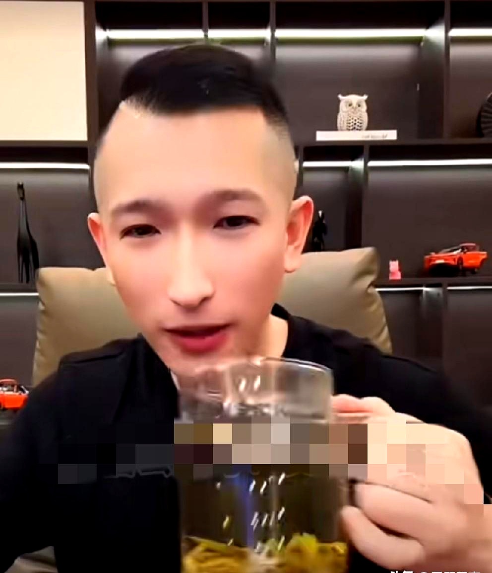 身家过亿的吴迪暗戳戳发视频内涵，石家庄的狗磊直接在直播间掀了桌子，指名道姓要拉着对方一起退网
 

被拉黑取关又被对方徒弟围攻，狗磊半点没惯着，直接拿文静当突破口，一句“我认识文静的时候你岁数还小”，杀伤力直接拉满。嘴上说着不祸及家人，这把软刀子却结结实实扎在了七寸上
 

互联网上最怕的不是你赚了