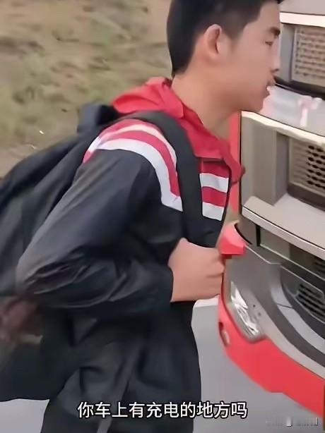 甘肃有个十几岁的男孩，心里一直惦记着半年没见面的父亲。他瞒着家里人，独自坐车打算去往武威找爸爸。谁都没想到，半路上拉他的司机嫌目的地偏僻，收完车费之后，直接把孩子扔在了荒郊路边，车子一脚油门扬长而去，连头都没有回一下。

男孩孤零零站在陌生的道路上，前不着村后不着店，周围连清晰的路牌都找不到。更糟的