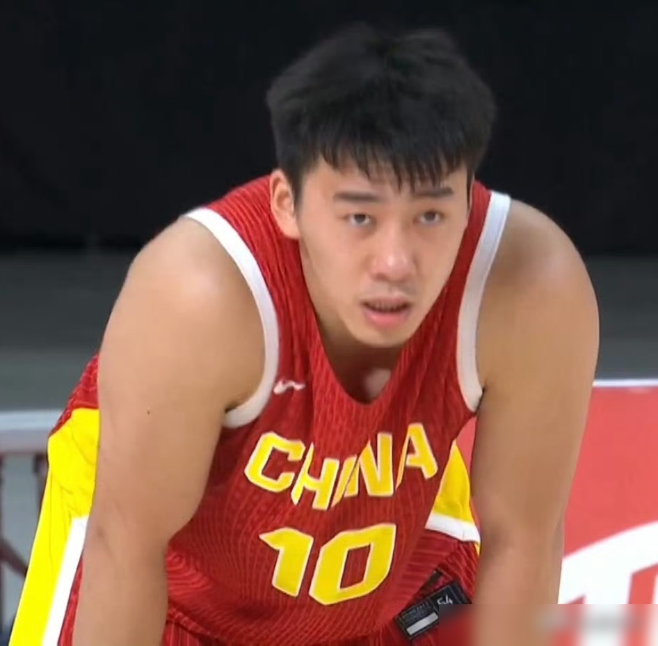 王俊杰谈郭士强指导：
我上一场没打，几天没摸球了，郭导给了我挺多上场时间的，就是让我好好找一找比赛的状态。
一开始还是不适应，后面调整之后，慢慢找回了一些比赛的状态，打得会更加从容，感觉也越来越好。
他说的就是9月12号打巴林那场，因为之前生病，王俊杰休息了好几天，郭士强指导直接给了他足足23