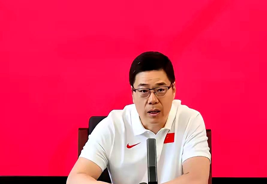 有人说篮协不换郭士强，是因为这帅位烫手没人敢接，我倒觉得未必。
亚运打成那鬼样子，历史第二差，世预赛还搁那儿挣扎，入场券能不能攥手里都是个问号，球迷骂翻天了，篮协愣是稳坐钓鱼台。
合同到2028年？
中途毁约伤面子？
大战前换帅犯忌讳？
听着都像托词。

说白了，这套班底谁带能带出花来？
但换个思路
