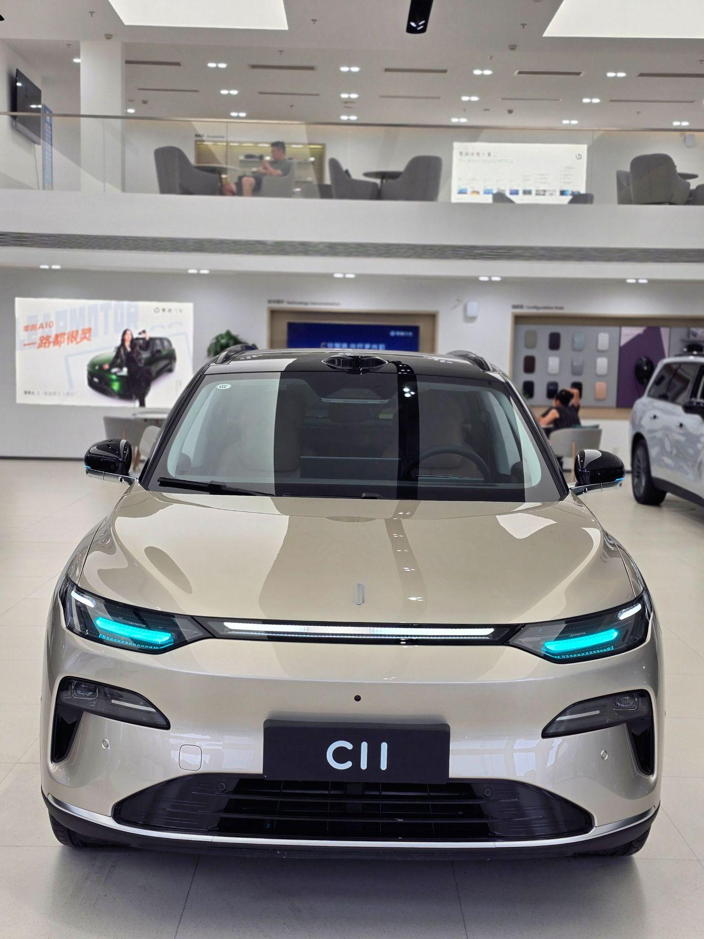 车是在本地零跑门店约的试驾。家里一台老燃油轿车，两个孩子，平时老人也会一起出门，打算换一台大一点的SUV。最近一直在对比十几万的新能源车，就过来试一下零跑C11增程版。
大概开了一个多小时，有市区拥堵路段，也走了一段快速路。
第一感觉底盘给人的印象不错，过减速带和坑洼路面，震动处理得比较柔和，不会硬