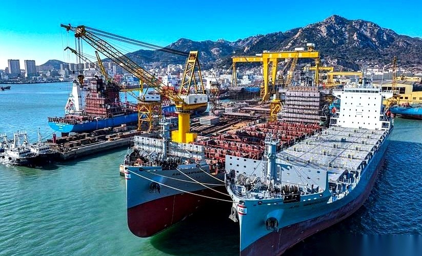 中国在2026年上半年拿下了全球82.3%的新造船订单载重吨。
美国白宫在8月13日发备忘录承认，自己的造船项目正面临成本上涨、延期甚至直接取消。
日本和韩国企业正在把机器人引入焊接与喷涂工序，试图用自动化压低下一轮竞争的成本。
干过实业的人都清楚一个常识：手里有预算，和手里能交出货，完全是两码事。
