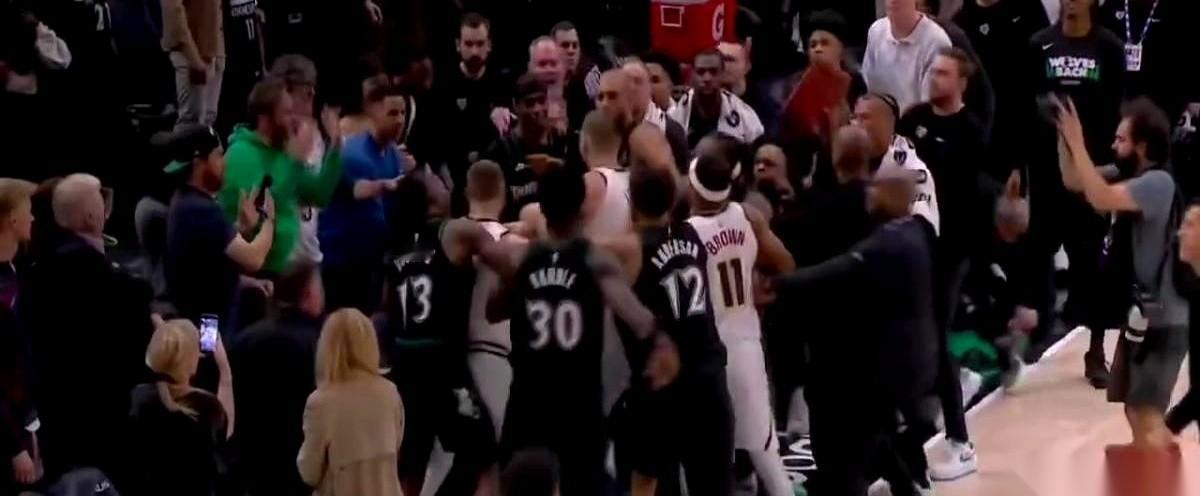 约基奇那个动作一出来，整个掘金替补席的空气都凝固了。 去年打快船，戈登...