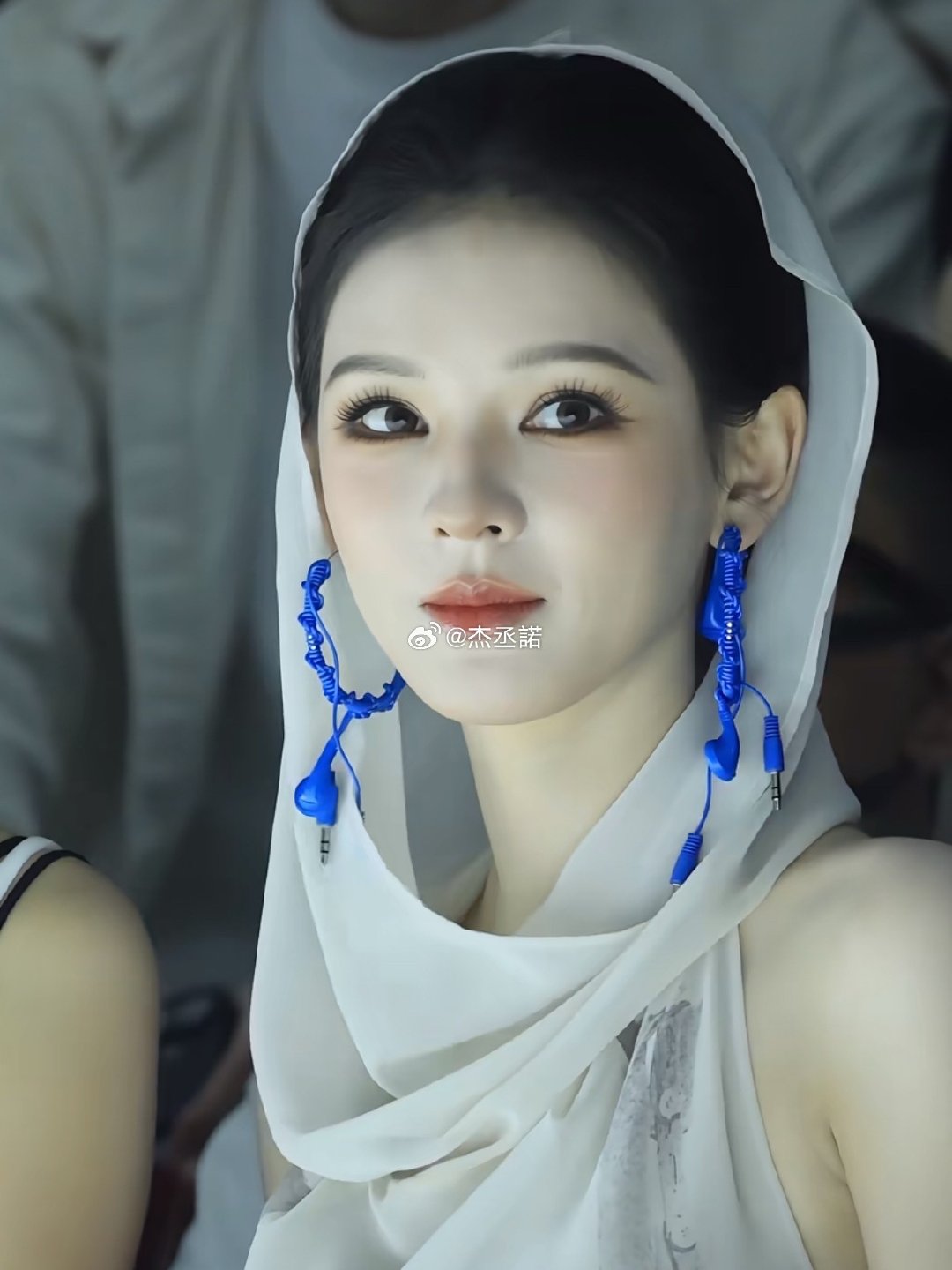 张予曦上海时装周，这脸真的太权威了、完全小说女主，完全没注意到那雷霆大耳环是用耳机线做的… ​