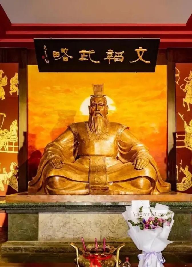 曹丕篡权后没杀汉献帝，原因有三。其一，曹操影响大。曹操权倾朝野，却一直以汉丞相自居，没动汉献帝。汉朝儒家思想盛行，杀前朝皇帝会坏名声，曹丕受父亲影响，也不想背这骂名。其二，亲情因素。曹操把三个女儿嫁给汉献帝，皇后曹节是曹丕亲妹妹，她对汉献帝维护有加，曹丕可能看在妹妹面子上留了汉献帝一命。其三，汉献帝