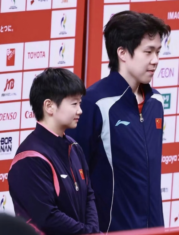 双向奔赴并肩作战！王楚钦致谢孙颖莎，共守国乒荣耀
 
2026名古屋亚运会乒乓球混双赛场，圆满落下帷幕。国乒两对组合成功会师决赛，提前包揽金银牌，让五星红旗独自飘扬在赛场上空。赛后，王楚钦暖心致谢搭档孙颖莎，一句并肩守住混双荣誉，道尽“莎头组合”的默契坚守，也让无数球迷动容。
 
本次亚运混双赛事竞