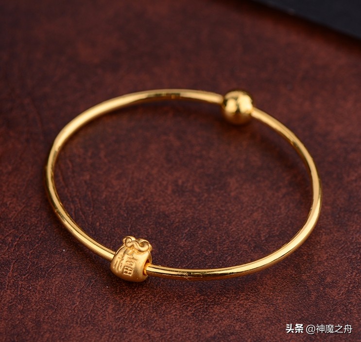 百姓去金店买黄金商品，要注意些什么？
​如，买金镯子，上刻24KP的，是镀金，不