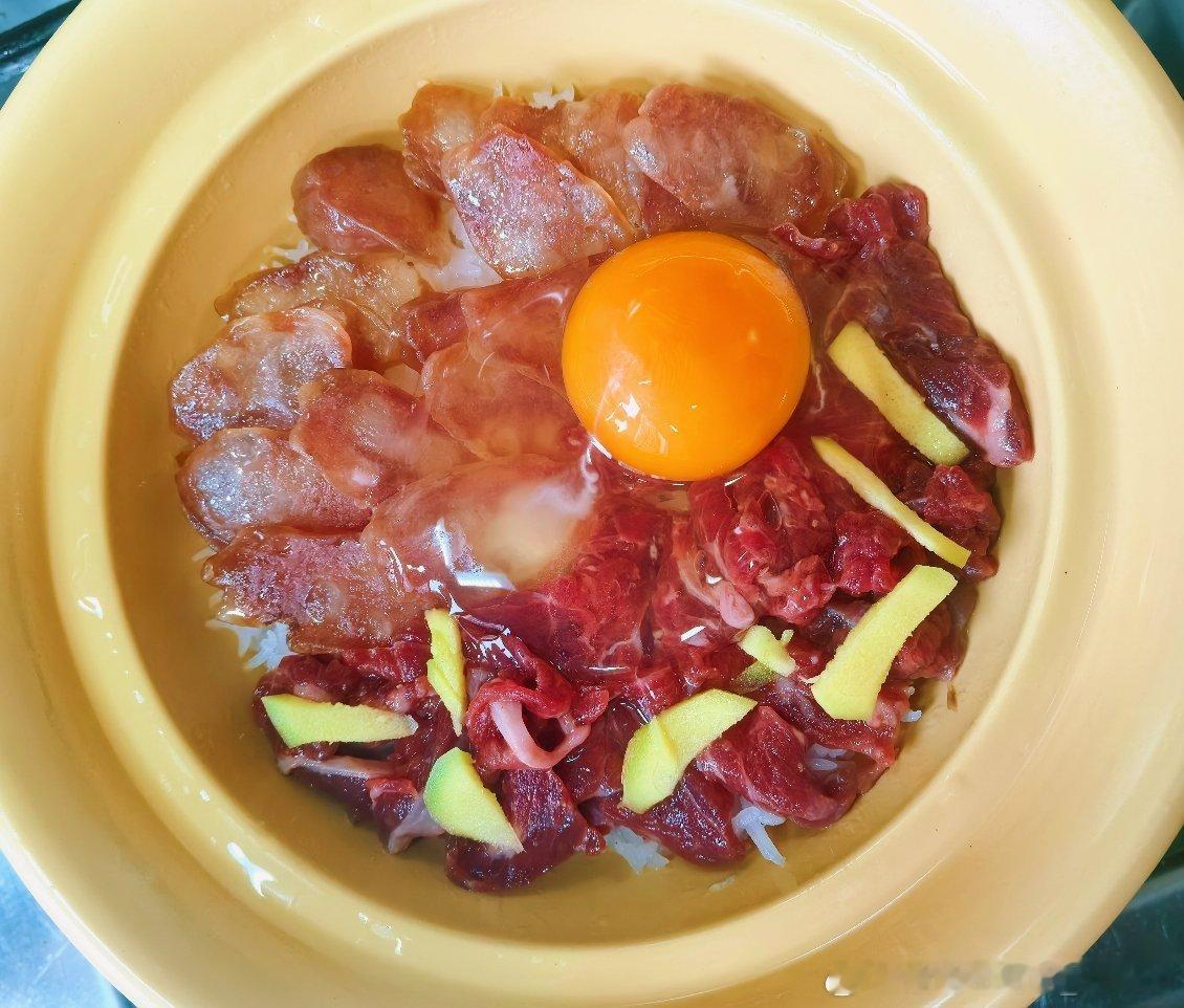 一人一锅的腊味牛肉双拼煲仔饭～开饭 ​​​