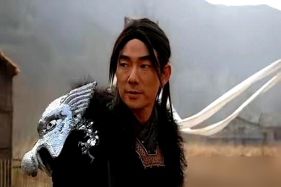 《神雕侠侣》不是我要演的！ 任贤齐憋了二十多年，终于把这话撂出来了。
他自曝，当初就是去唱个主题曲。结果原定男主闹掰了，剧组直接抓他顶包。头套不是他的尺寸，戏服也不合身，硬套上去拍。
播出来被骂最丑杨过，跟吴倩莲搭戏，扮相一个比一个离谱。但那又怎样？《伤心太平洋》前奏一响，收视率照样干到第一。