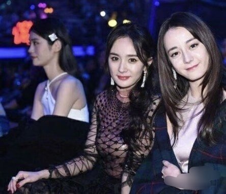 #杨幂迪丽热巴嘉行时期同框#从老板与员工，转变为彼此独立的前同事，身份发生改变，情谊却没有被时光冲淡。离开嘉行之后难得公开合体，台上互动自然松弛，多年的默契依旧看得见。娱乐圈里，这样长久纯粹的女性情谊格外珍贵。 ​
