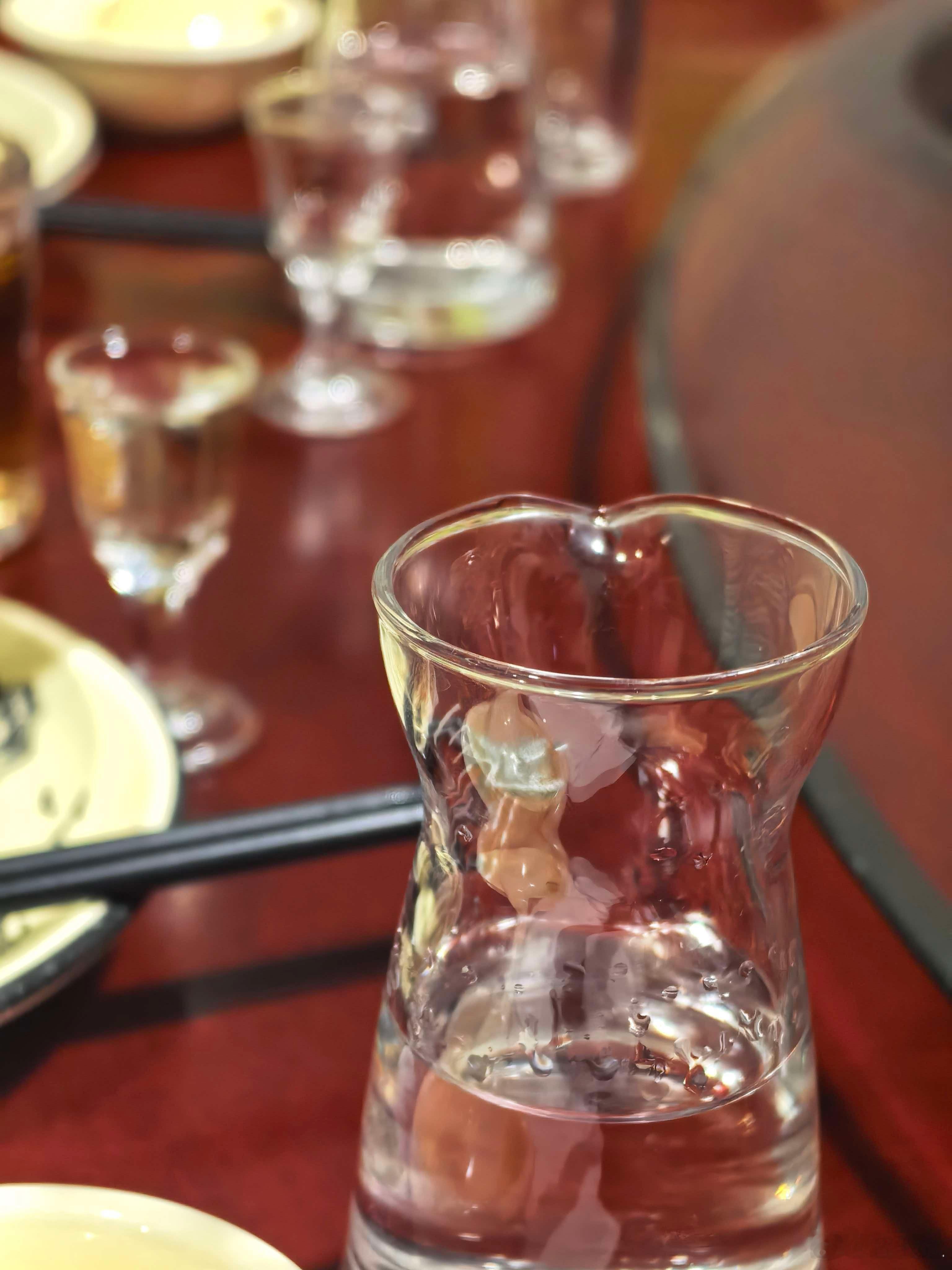 个人感觉鱼生比三文鱼更好吃，毕竟后者吃多了会感觉很腻，虽然新鲜至上，但一定要注意食品安全，虫子很可怕的鱼生生鱼片夜宵 ​​​