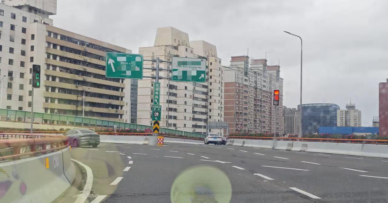 环岛路口不再手忙脚乱。每次走环岛我都头疼，进出要观察四面八方车流，稍有犹豫就容易错过出口。奕派M8智驾进环岛减速避让主路车流，找准时机切入车道，临近出口提前完成变道驶出，整套流程行云流水。平时自己开环岛总担心判断错车速，现在有辅助帮忙观察周边车况。当然还是要自己做好判断，但是减少很多脑力消耗，不用一