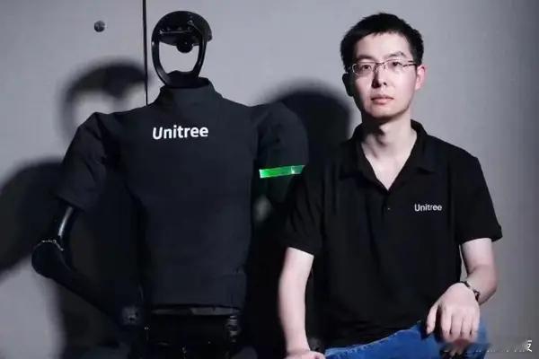 【90后首富王兴兴身价超千亿，#宇树核心员工人均持股近950万元#】#宇树估值十年暴涨2.8万倍# A股人形机器人第一股诞生！8月19日，宇树科技正式在科创板挂牌，以高达629%的涨幅、1100元/股开盘，市值触及4449亿元。

随后盘中有所走低，但涨幅也维持在500%左右，股价在900元/股上下波动。

上市后，王兴 ​