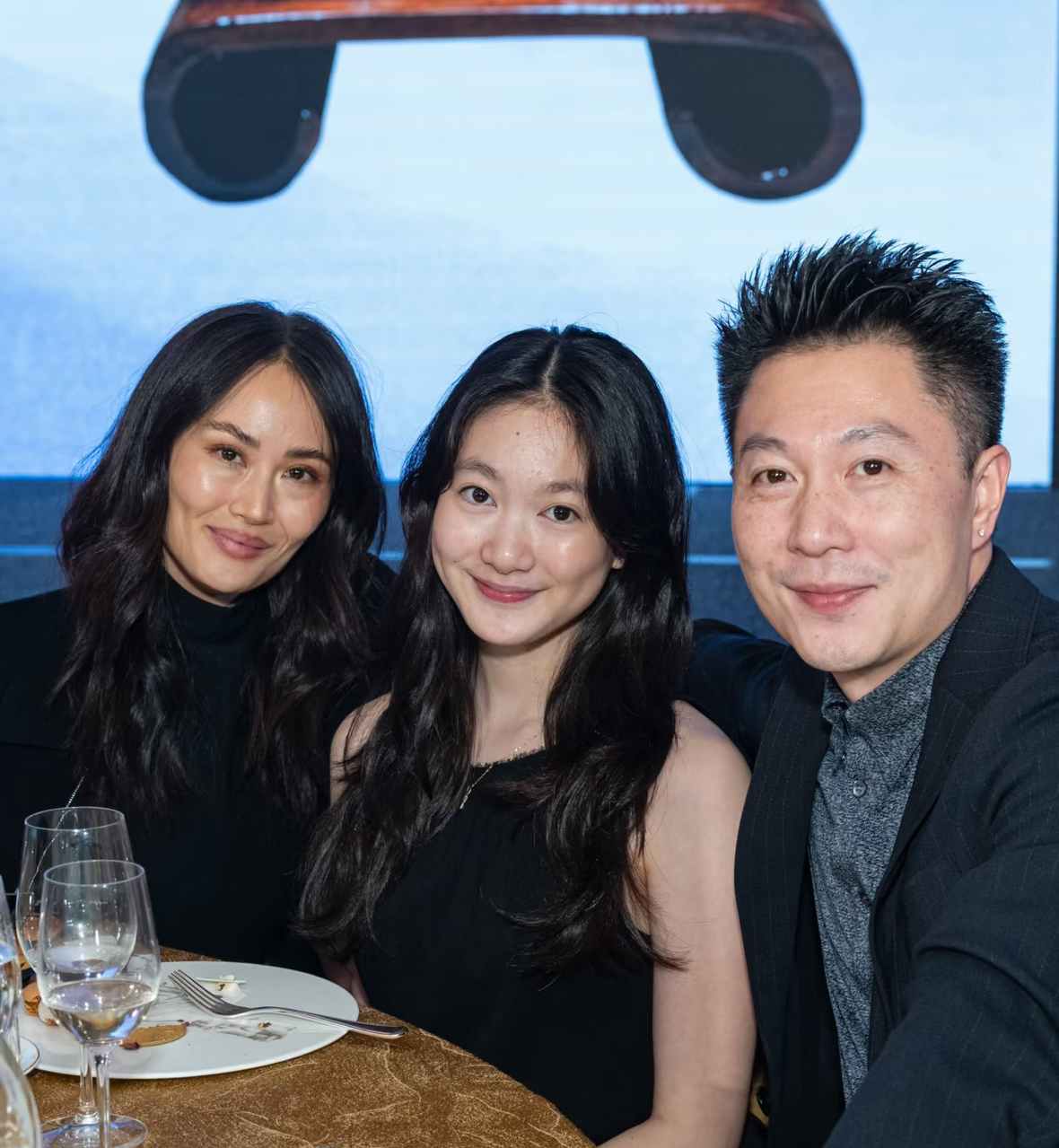 李小鹏带着女儿奥莉出席香港特殊奥林匹克慈善晚宴。
奥莉小时候软萌可爱，一度被很多人视作萌娃天花板，长大后模样变化不小，少了儿时那份稚气。不少网友发现，一家三口颧骨都比较突出。民间有“颧骨高，杀人不用刀”的面相说法，还有说法认为苹果肌饱满易得夫运，这类都只是传统面相闲谈，并没有科学依据。不过客观来看，