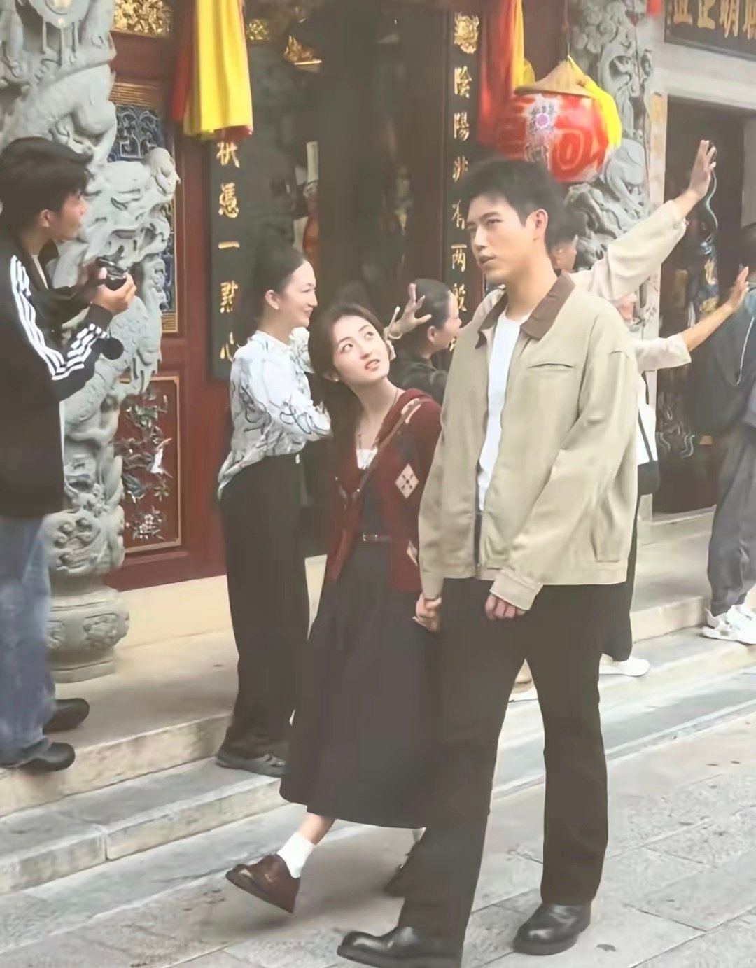 张子枫陈飞宇新剧同框，体型差太悬殊，像爸爸带女儿 ​