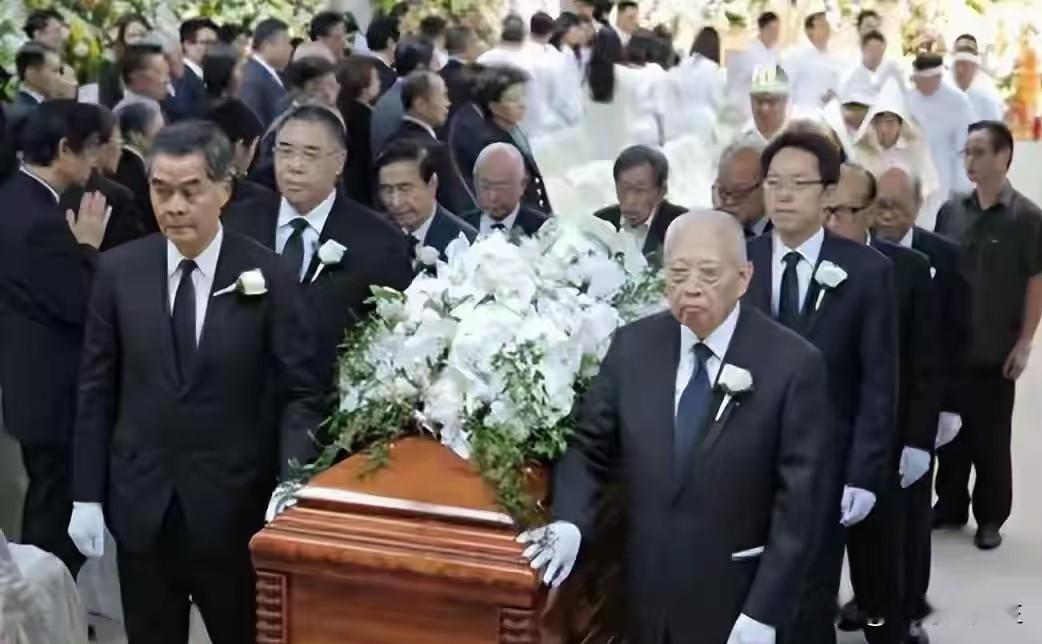 董建华在香港豪门圈到底什么地位？看扶灵名单就懂了。霍英东、郑裕彤、何鸿燊。这些顶级富豪去世，家族都请董建华来扶灵。有人说董家不算豪门，名气也一般，可偏偏这些大佬的后事，都少不了他。一次是巧合，三次就是分量。说白了，豪门认的不是钱多钱少，是那份沉甸甸的敬重。董建华，才是香港富豪圈真正的“自己人”。