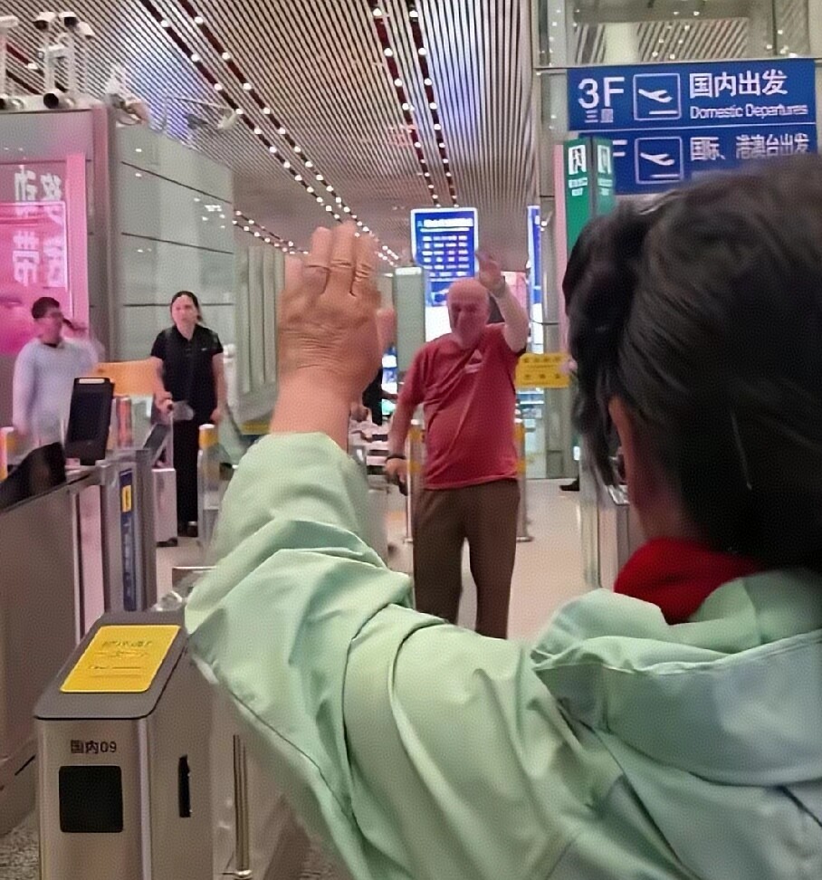 这个女人在沙漠里种了40年树，等来了一场迟到26年的拥抱
机场出口，一个穿绿色外