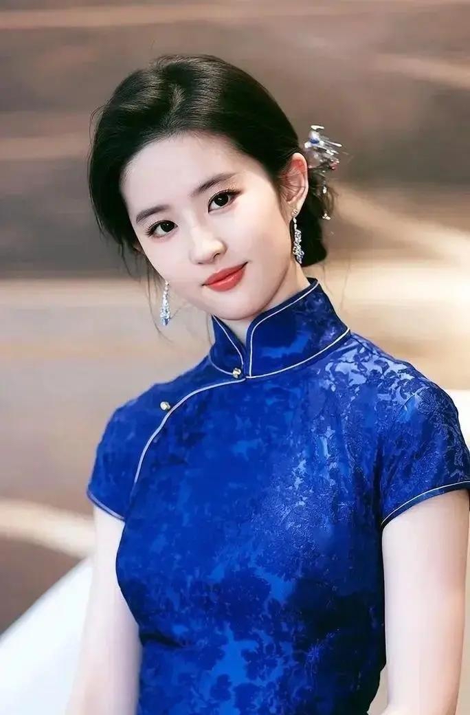 14岁刘亦菲进剧组，妈妈炖汤当群演还替她挡饭局，向太：真不是砸钱的事