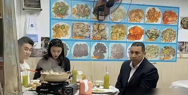 那天奚梦瑶穿一件39元的白T恤，何猷君脚上是一双旧运动鞋。吃完打包剩菜。保镖吃几口就抬头看周围，有人举手机，他目光跟过去。何猷君和奚梦瑶察觉被拍，朝镜头笑了一下，老板娘过来要求合影，他们也配合了。
赌王何鸿燊生前定过规矩，家族成员出门必须带保镖。四房长女何超盈说过家里收到过警方提供的绑架名单。三房何