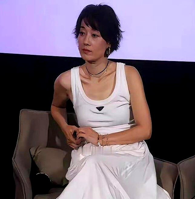 都以为马伊琍难再嫁是没人追，其实她早就不需要婚姻了。

当年风波闹得再大，她留下一句话就照常进组拍戏、接送孩子，根本没按看客的剧本掀桌。现在新戏《余红旧事》为了演东北老板娘特意增重，顶着泡面头穿旧红棉袄，专挑被生活磨过的角色演。

孩子大了，戏约很稳。自己看书拍戏陪闺女，不用迁就谁的行程，更不用磨合