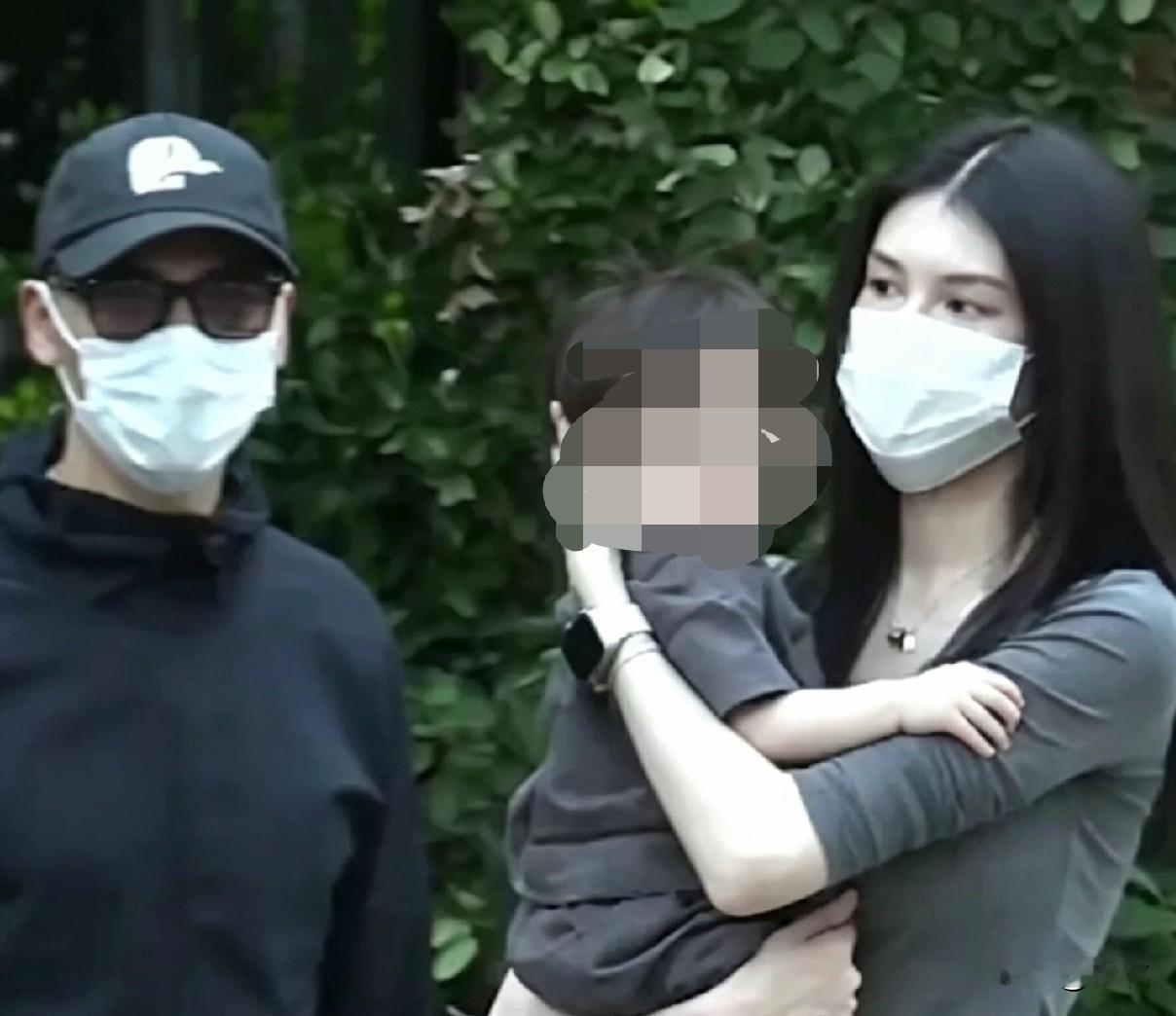 陈伟霆带妻儿现身医院被拍！
一家三口罕见同框出镜，陈伟霆戴着深色棒球帽，搭配黑框眼镜和白色口罩，身穿深色连帽外套，站在停车场里，低头双手拿着手机给母子俩拍照留念，看得出他现在很知足和幸福，整个人打扮挺低调的，包裹的很严实。
 
陈伟霆和何穗组建家庭之后，日常出行都格外低调，经常戴着帽子口罩，尽量减少