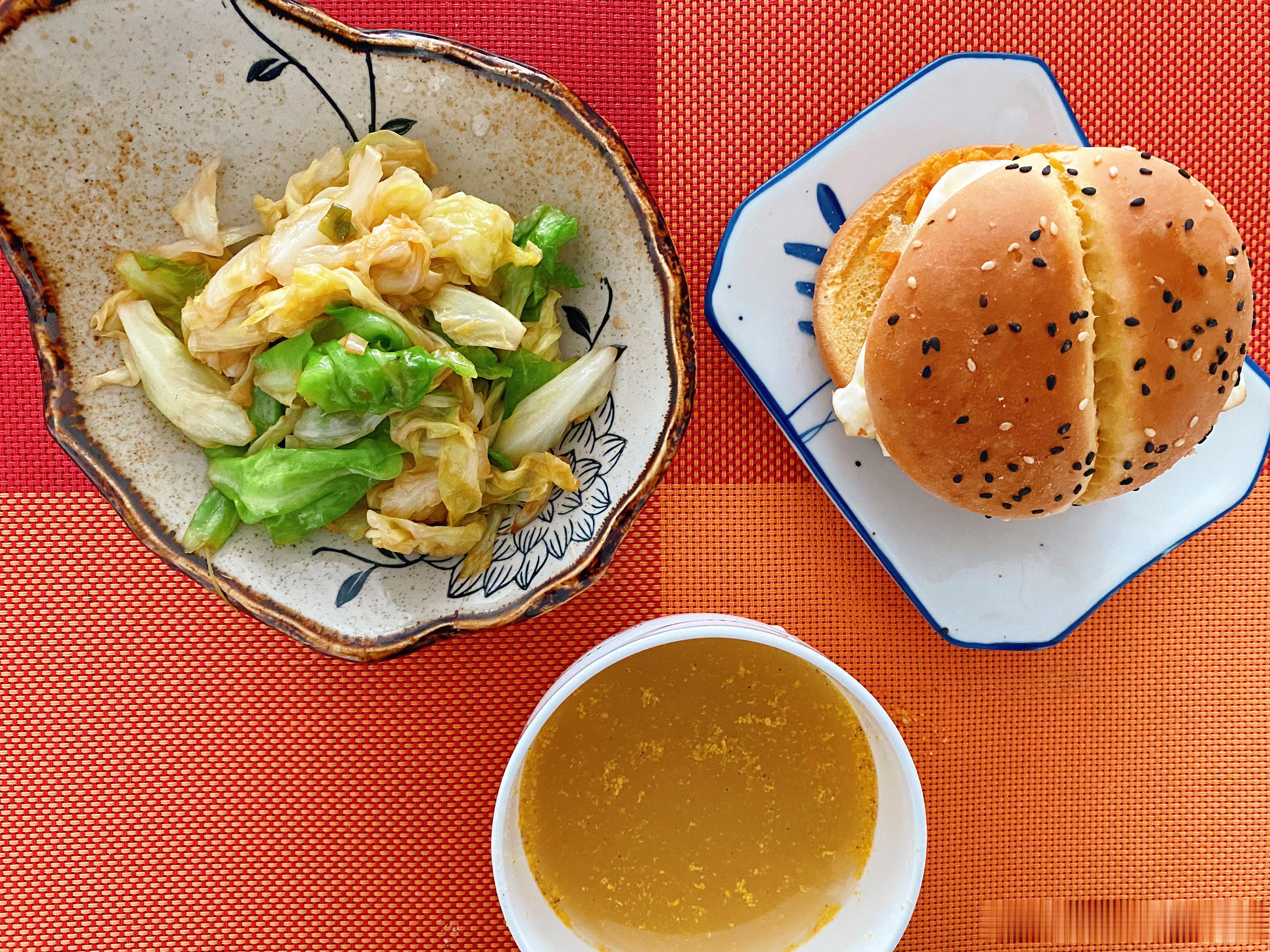早餐哥  9月15日早餐汉堡，蚝油甘蓝，八珍粉人生这条路很长，走得慢也好、步子小也好、只要往前走就好。 ​​​