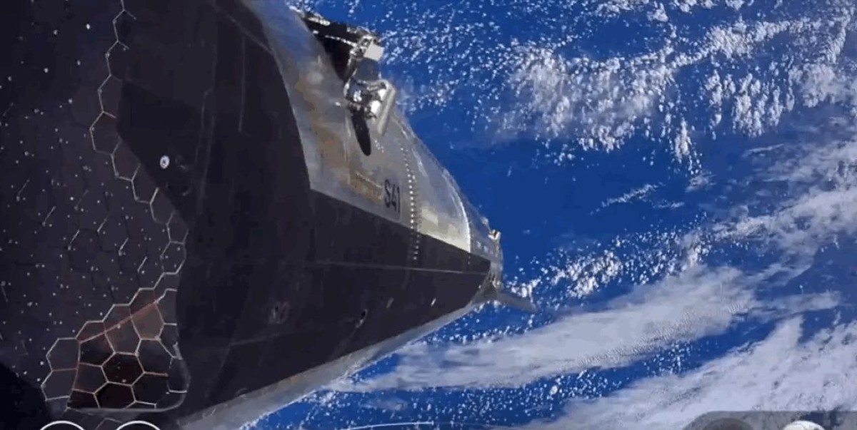 星舰第14次飞行第一次把26颗星链V3卫星真正送进轨道，货舱口一开，卫星像下饺子一样一颗接一颗滑出来，在真空里自己展开天线和太阳翼，那个画面比任何科幻片都真实。这次飞得不算完美，助推器和飞船各有一台发动机提前熄火，原计划绕轨六圈最后只飞了三小时就溅落海面，但该干的事全干成了。我看完最大的感受是，星舰