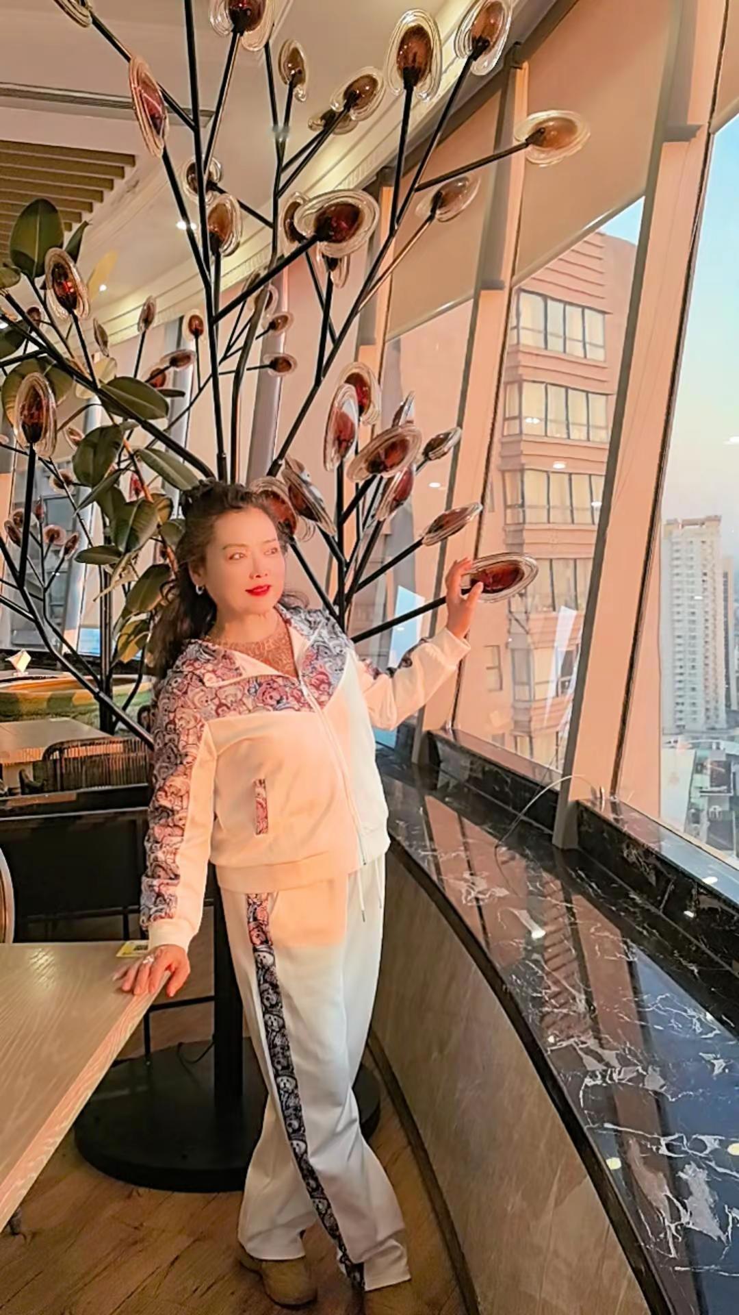 <p>优雅气质 气质范 酷酷的小姐姐 <!--{img:0}--><...