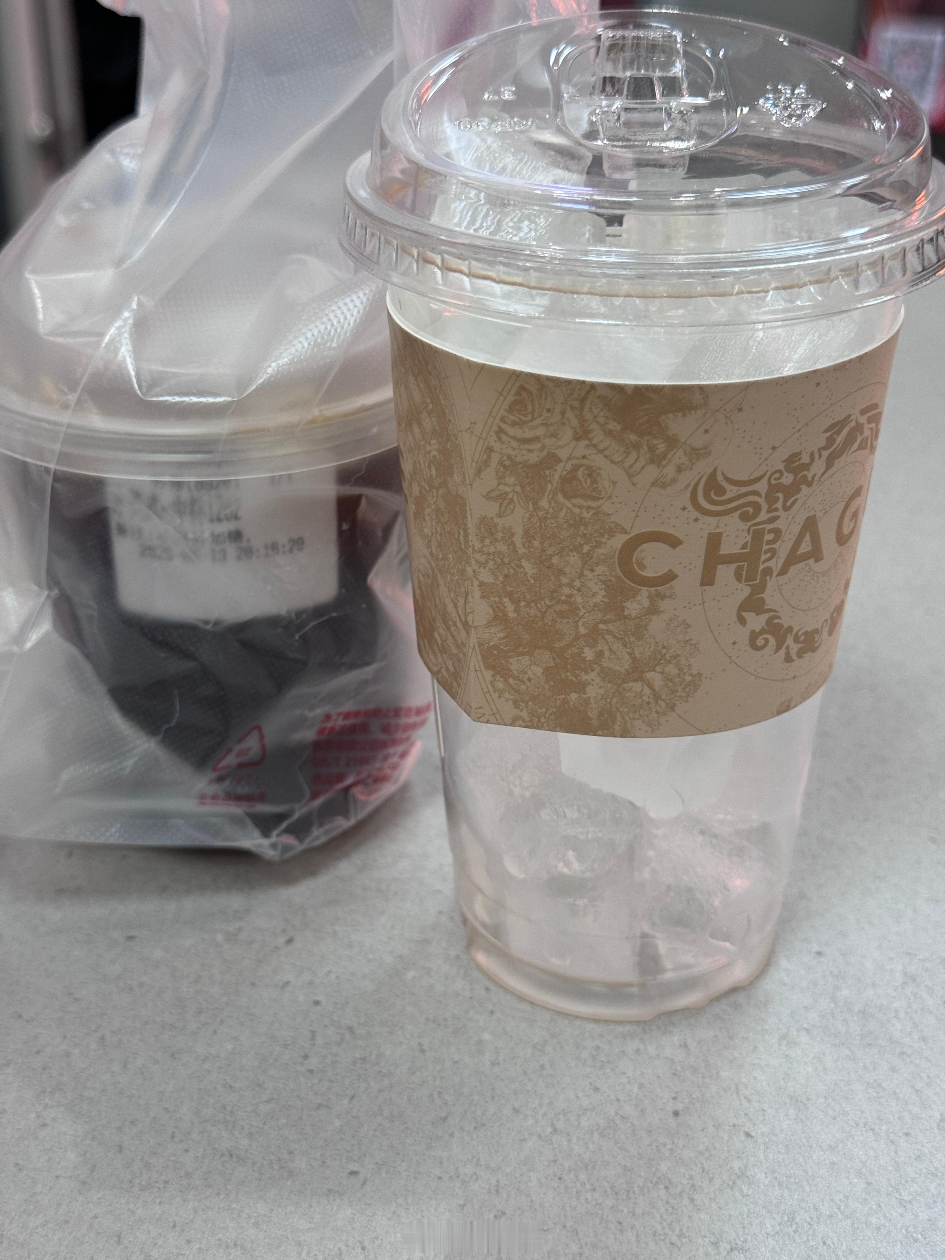 哈哈哈哈哈 拿着霸王茶姬的杯子 来华莱士要了一杯冰 舒服了呢[期待] ...