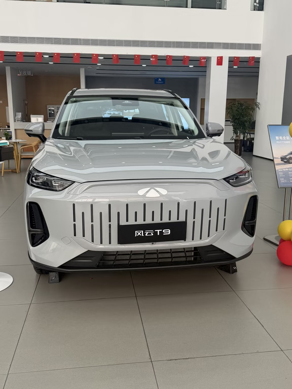 13万级家用混动SUV｜风云T9真的懂多孩家庭👨‍👩‍👧‍👦
家用选SUV，空间、省油、安全三样不能少，探店实拍风云T9，看完真心心动￼￼￼。
	
宽体车身，2770mm轴距，5+2灵活七座布局，12种座椅模式自由切换￼￼￼。
第二排滑轨调节，进出第三排很方便；二三排放倒直接变身2.1㎡移动大床，露营直接躺平，大件露营装备随便装。
	
内饰轻奢质感拉满✨
麂皮绒包覆+木纹饰板，高级感十足。SPA级舒享座椅，通风/加热/按摩，长途坐车不容易累。SONY14扬音响，8155芯片车机反应流畅，50W无线快充，细节贴心￼￼￼。
	
鲲鹏C‑DM超能混动系统🔋
纯电日常通勤，综合续航1400km+，亏电油耗不高，跨省自驾不用频繁加油充电；还有6.6kW外放电，露营煮火锅超方便￼￼￼。
	
磐石笼式车身，85%高强度钢+21%热成型钢，带远端气囊+超长贯穿侧气帘，IP68级防护电池，全家出行安全感拉满￼￼￼。
	
二胎家庭、三代同游、周末露营，一台车全部搞定。10‑13万价位，家用混...