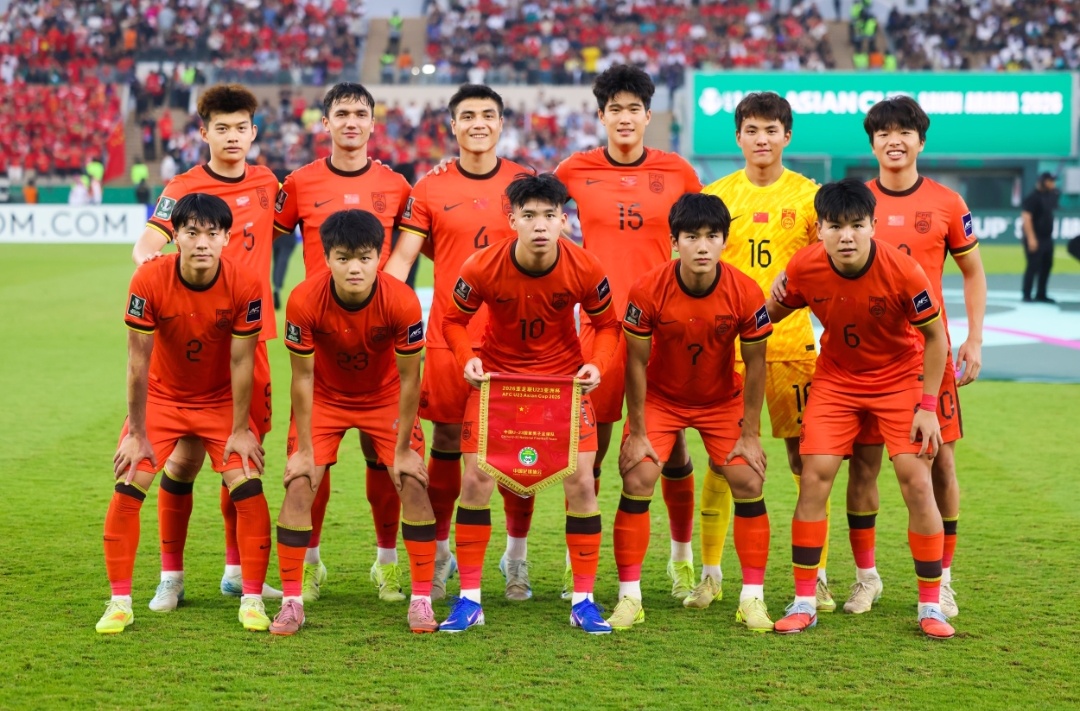 赢是赢了，我心里却没完全放下来。

今晚U23国足2比1朝鲜，俩进球都跟吴曦、张玉宁有关：

吴曦传中，张玉宁头球；张玉宁回做，吴曦吊射。

朱辰杰后边也首发，经验摆在那，关键球、关键防线上，还是老将先顶上去。

但不是说小孩不行。

这场年轻人就是紧，中场拿球爱愣一下，出球慢半拍，朝鲜一上身体、一