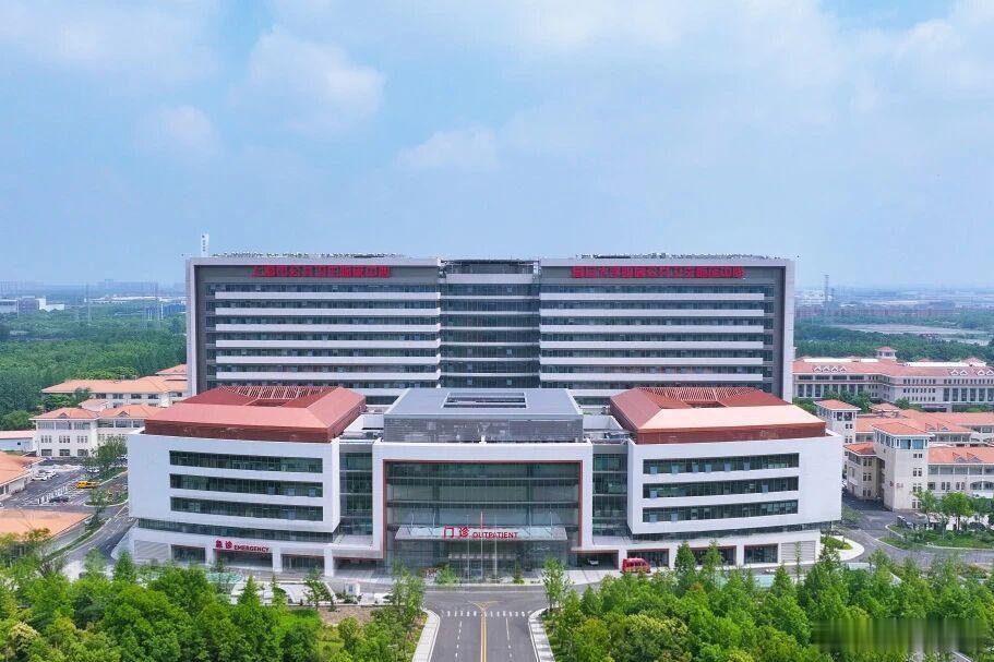 【金山这家三甲医院招门诊收费员】为保障门急诊及出入院收费业务平稳有序运行，确保窗口服务质量，上海市公共卫生临床中心现面向社会公开招聘门诊收费员若干。 ​