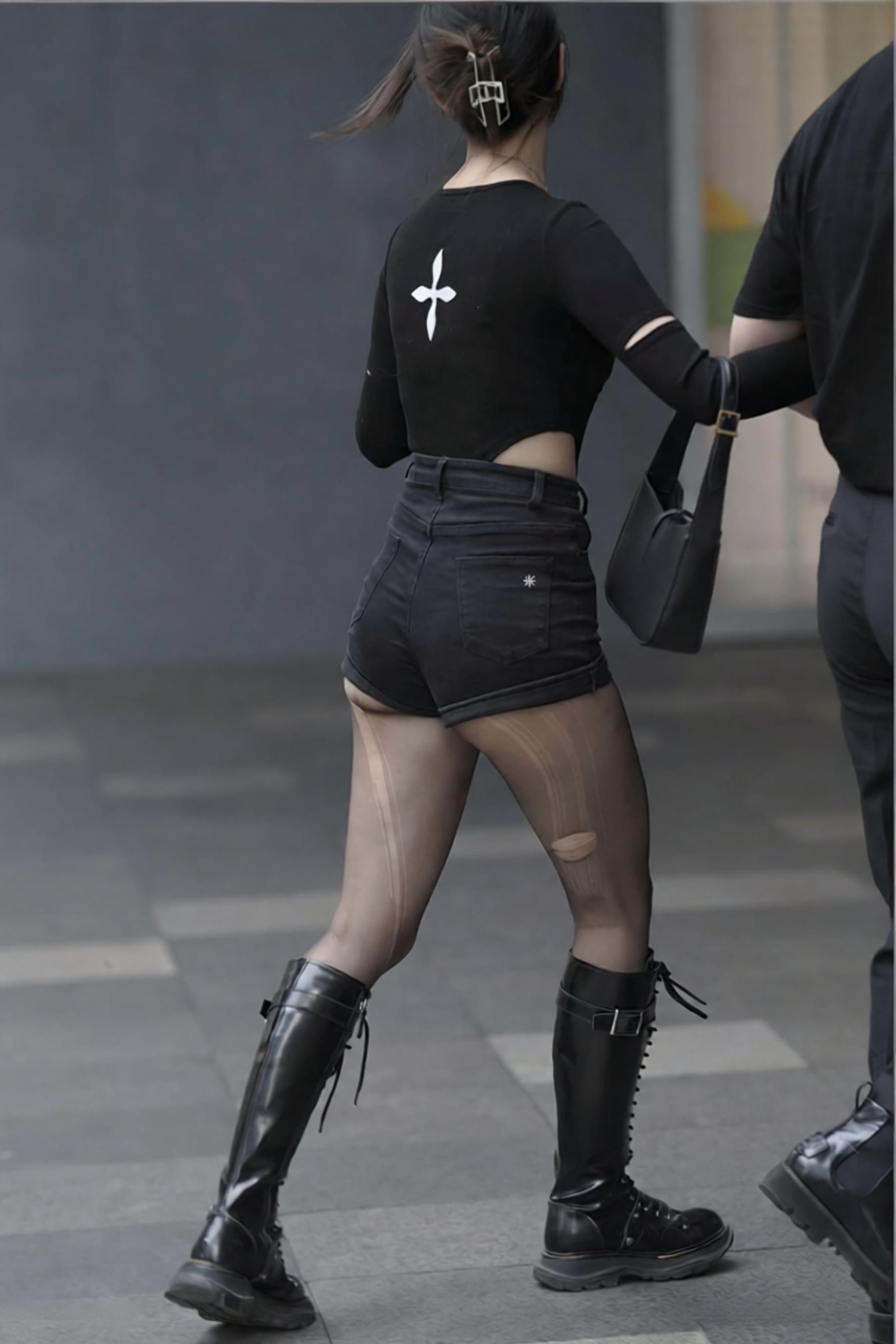 破洞黑丝+牛仔短裤+马丁靴，街头风也能又辣又飒。黑丝的魅惑、牛仔短裤...