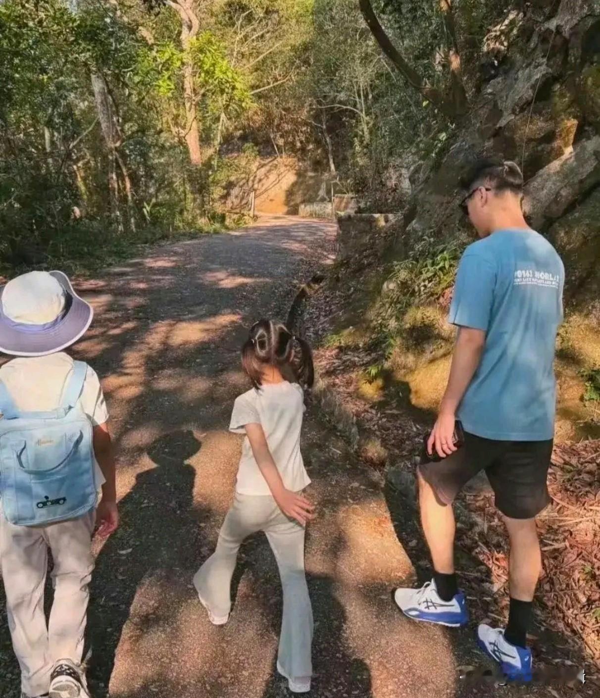 奚梦瑶和何猷君夫妻俩带着孩子爬山，两个孩子都好高啊，奚梦瑶的基因发力了！