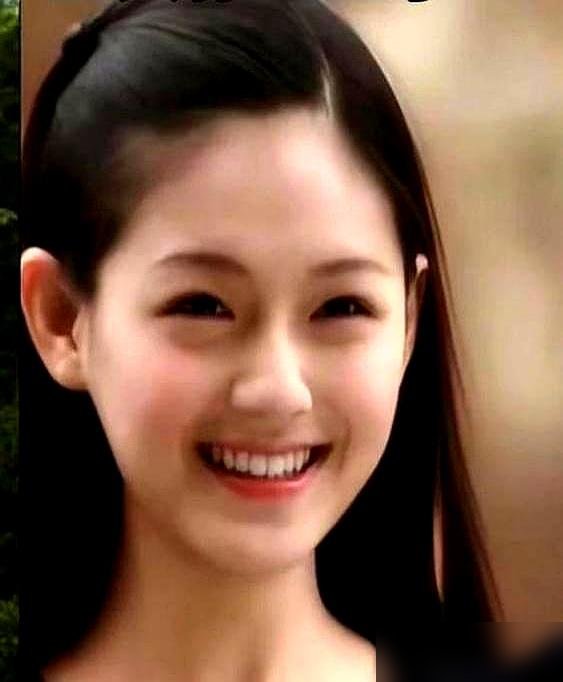 琼瑶当年一眼就否了大S演紫薇，说眼神太利，藏不住。
结果呢，大S转身去演了杉菜，那股倔劲和疏离感，直接把杂草精神焊死在屏幕上。后来《泡沫之夏》的尹夏沫，冷到骨子里，换谁都演不出那个味。
琼瑶没看错，只是用错了地方。
回头看她这一辈子，戏里戏外都是这股劲，不讨好，不将就，连走都走得突然。
人最
