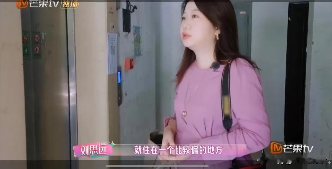 我的天！好好的奥运跳水冠军，刚退役就拼命直播上综艺，背后真相太现实！
 
最近张家齐的生活状态引发全网热议，不少细节曝光后，看得人心酸又无奈。
 
综艺节目里能看到，张家齐居住的房子条件很普通，开关老化、家具简陋，看着像廉价改造的老房子。
 
就连做客的嘉宾，都直言她住的地方比较偏僻，侧面印证了她的