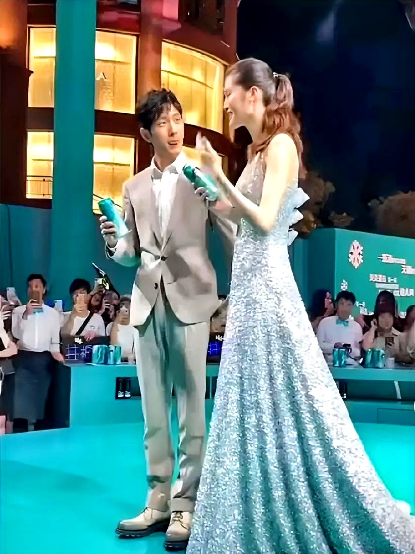 别的男明星把增高鞋垫当最高机密藏着掖着，井柏然倒好，跟超模何穗站一块被压制得明明白白，非但不遮掩，还当众抬起脚，一脸认真地给人家展示自己的厚底鞋
 

那一副坦坦荡荡的憨样，把平时高冷惯了的何穗当场笑崩了
 

圈里多的是硬凹两米气场的假把式，生怕被镜头抓包底子有多厚，端着架子活得比谁都累。井柏然直