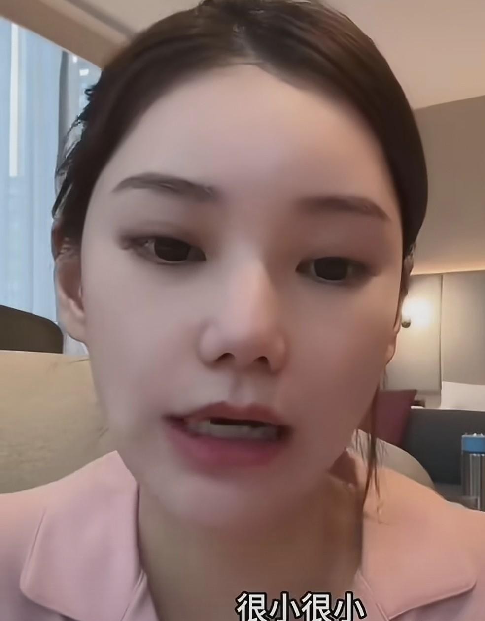 马筱梅这波情商，确实给不少人上了一课。
直播里有人提到她产后状态，问怎么一点没变，马筱梅没急着自夸，反手就把话筒递给了汪小菲，问了一句：老公，我变了吗？
汪小菲接话那是相当丝滑，脱口而出什么母性光辉、越来越美，那眼神宠溺的，隔着屏幕都让人没法不信。马筱梅转头回夸一句老公变得越来越慈祥，这一来一回